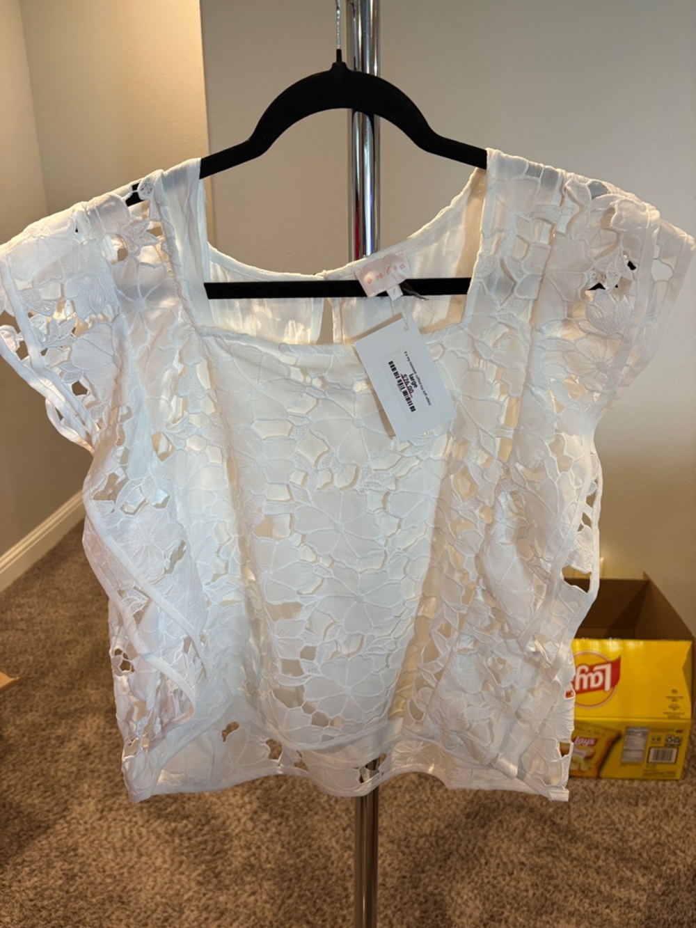 entro White Floral Lace Cap-Sleeve Blouse